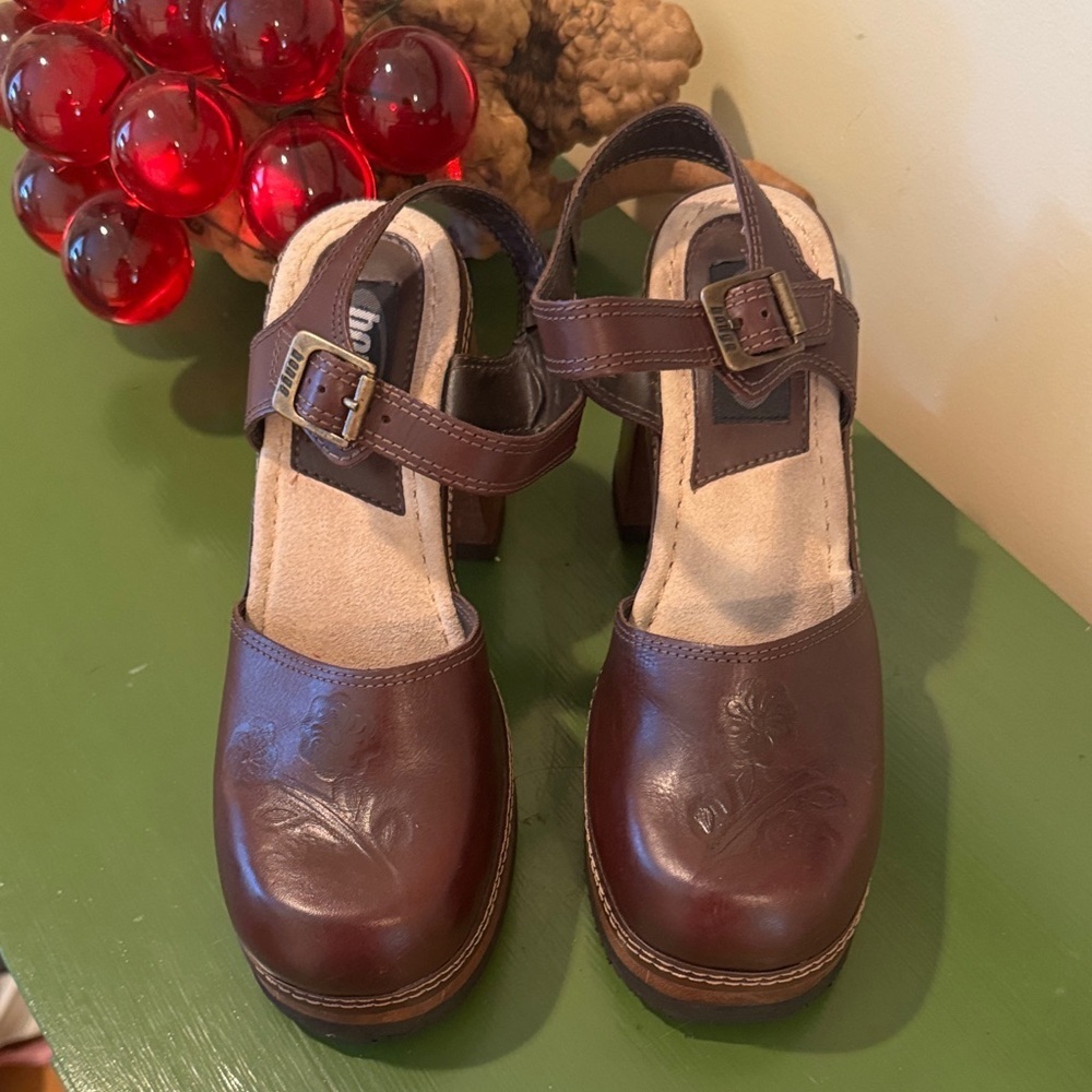 Bongo NWOT vintage 1980’s brown leather with wooden heel. Platform shoes